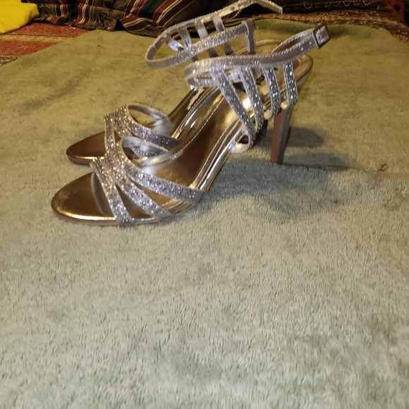 Unlisted Shoes - UNLISTED EUC WOMEN'S SIZE 6.5 SILVER RHINESTONE HEELED SANDALS SHOES